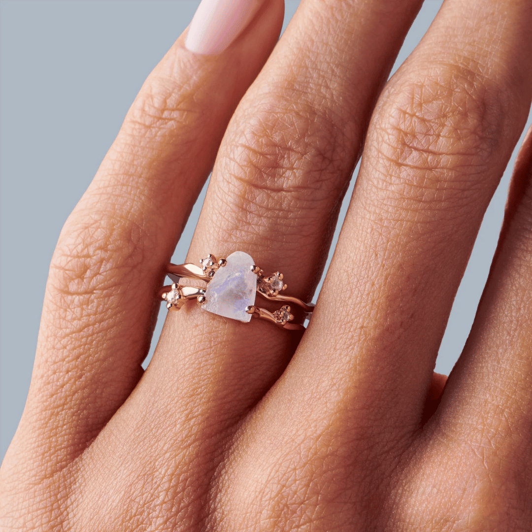 Anello con pietra di luna di cristallo grezzo